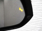 隣車線を走る車両をレーダーで検知し、ドアミラーでは確認しにくい後側方エリアに存在する車両に加え、急接近してくる車両も検知します。車両を検知するとドアミラーに搭載されたLEDインジケーターが点灯します。