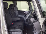 フロントシートはベンチシートです。ベンチシ―トは運転席と助手席の移動もスムーズ。狭い駐車場での乗り降りに便利です