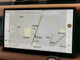 新インフォテイメントシステム「Pivi Pro」に搭載される3Dサラウンドカメラシステム。車輌AIにより車輌を含む周囲の映像を立体的に表示。よりスムーズな駐車や発進が可能となります。