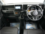 運転にかかわる様々な操作を安全に行えるように視点移動が少なく、操作性に配慮されたスイッチ類が凝縮されたコクピットです。