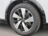 全車両に標準装備の純正アルミホイールは、純正ならではのバランスの良いデザインと、走行安定性をお楽しみ頂けます。