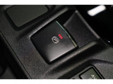 電動パーキングブレーキを採用。指で軽く引き上げればパーキングブレーキが掛かり、押すと解除ができます。