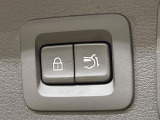 【パワーバックドア】スマートキーや運転席のボタンを押すだけでリアゲートが自動で開閉します!荷物を持っている時や、高い位置にあるバックドアを閉める際に便利な機能です♪
