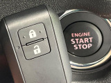 【キーレススタートシステム】カバンやポケットに入れたままでもドアの施錠・解錠が可能なスマートキーを装備。エンジンのオン・オフ時もカギを取り出す必要が無いからとっても便利です♪