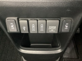 前席の左右別々のシートヒータースイッチが付いており、2段階で温度設定ができます。その間にアクセサリーソケットや、充電可能USB端子が2個、外部入力用のUSB端子が1個ついています。