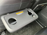 後席用パーソナルテーブルも付いています。
