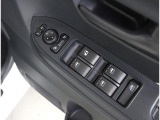 運転席ドアにはパワーウィンドウスイッチが集約され、ドアミラー調整スイッチも装備!1か所で簡単に操作が可能です!