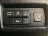 運転席脇のクラスタースイッチ部分にはカメラ切り替えスイッチ、パーキングセンサー、その他走行系スイッチを集中配置しております。