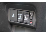 リアは両側パワースライドドアで開閉には運転席のスイッチ、もしくはスライドドアのドアハンドルを軽く引くだけで自動開閉します。