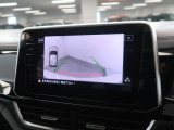 ギアをリバースに入れると車両後方の映像を映し出します。画面にはガイドラインが表示され、車庫入れや縦列駐車などの際に安全確認をサポートします。