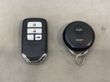 スマートキーを装備しています。鍵を差し込むことなくドアロックの開け閉めと、スタートボタン操作でのエンジンスタートができます。加えて、純正リモコンエンジンスターター用の操作キーもついています。