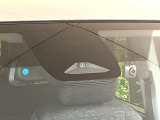 【プリクラッシュセーフティ】前方の車両等を検知し、衝突しそうな時は警報で注意を促し、ブレーキを踏む力をサポート。ブレーキを踏めなかった場合は衝突被害軽減ブレーキが作動、衝突回避をサポートします。