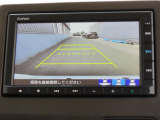 リアワイドカメラシステム!従来の視野に加えて、後方側方を約180&deg;まで見えるワイドビューと、後方を真上から見たような視野で駐車時などに便利なトップダウンビューの3つの視野があります!