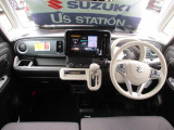 シンプルで実用的なインパネ。車速など情報を表示する【ヘッドアップディスプレイ】を搭載。