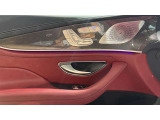 ドアハンドルには握りやすいグリップ形状が採用されています。万一の事故の際など、車内に残された乗員を救出する為、外部からドアを開けやすいようになっています。