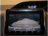 バックモニター付き。駐車の際のサポートとなり、必須アイテムのひとつですよね。それでも、バックする際は必ずご自身の目で確認をしてください。
