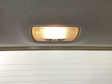 トランクルーム天井に照明が付いています。暗くても明るく照らしてくれます。