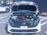 納車以降、お車のメンテナンスは自宅近所の日産サービス拠点にて承ります。専門の教育を受けたサービスフロント&メカニックが無料1ヶ月点検から法定/車検整備、万一の故障・不具合の修理まで全て担当いたします。