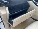 助手席側には広々としたダッシュボードを完備しております。