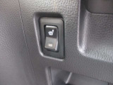 運転席にはシートヒーターが装備されてます。