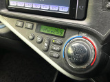 【オートエアコン】一度お好みの温度に設定すれば、車内の温度を検知し風量や温度を自動で調整。暑い&hellip;寒い&hellip;と何度もスイッチ操作をする必要はありません。快適な車内空間には必須の機能ですね♪