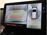 パノラミックビューモニター付きです。車両を上から見たような映像をディスプレイオーディオ画面に表示。運転席からの目視だけでは見にくい、車両周辺の状況をリアルタイムでしっかり確認できます。