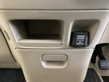 アクセサリーソケットはUSBのアダプターなどをつければ、スマホの充電にも使えます。周辺には物が置けるボックスがついています。