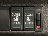 【両側パワースライドドア】両側がパワースライドドアになっており、運転席のスイッチやスマートキーでも開閉が可能です!開口部も広いので乗り降りも楽々♪