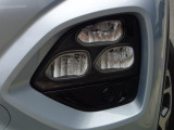 省電力で長寿命のLEDヘッドランプは、優れた照射性能で暗い場所での視界を明るく照らします。