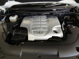 力強さと滑らかなフィーリングを両立した 5.7L V型8気筒ガソリンエンジン を搭載!