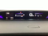 デジタル表示のスピードメーターとタコメーターを大きく配した見やすいメーター部になっています。左側のインフォメーション画面でオドメーターや燃費などの情報を確認できます。