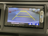 リバースギアに入れるだけで後方の表示へ切り替わります。夜間や雨の日の駐車も楽になりますよ。