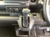 足元スッキリ、インパネシフトです。パーキングブレーキは電子制御パーキングブレーキタイプなので、運転席と助手席の間がスッキリしています。