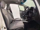 広い足元にゆったり座れるシートには肘掛けも装備しており長距離の運転でも疲れにくくなってます。女性でも運転がしやすいように、シートの高さ調整機能(シートリフター)がついています。