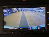 【バックカメラ】運転が苦手な方も車庫入れラクラクです!ギアをリバースに入れれば自動的に切り換わりますので、面倒な操作は不要です♪狭い駐車場もお車を傷つけず安心ですね!