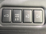 【パワーバックドア】スマートキーや運転席のボタンを押すだけでリアゲートが自動で開閉します!荷物を持っている時や、高い位置にあるバックドアを閉める際に便利な機能です♪