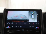 【パノラマモニター】に搭載した4つのカメラにより、車を真上から見ているような映像を表示。運転席から確認しにくい車両周囲の状況を把握できます。