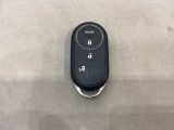 リモコンエンジンスターターを装備しています。操作キーはスマートキーも兼用しており、鍵を差し込むことなくドアロックの開け閉めと、スタートボタン操作でのエンジンスタートができます。