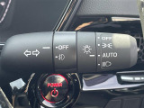 【オートライト(AUTO)】外の明るさをシステムが感知して、自動でヘッドライトが点灯します。ヘッドライトをつけ忘れを防ぐ便利機能です。