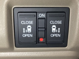 リアドアは乗り降りに便利な両側電動スライドドアです。また運転席に座っていながらスイッチ操作で自在にスライドドアを開け閉めできます。