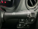 【オートライト】車のセンサーが周囲の明るさを感知し、自動でヘッドライトを点灯・消灯する機能です。この機能は夕暮れ時の交通事故が多い時間帯の安全性を高めてくれます。