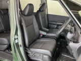 運転席は、大きな座面と包み込むような背もたれがドライバーの身体全体をしっかり支えます。上質なシート素材と座り心地のよいクッションを採用し、長時間の運転やコーナーの多い道も快適です。