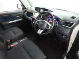 シンプルで使いやすいデザインの運転席です。