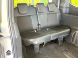 床下収納式のサードシートです。座席部分をコンパクトに収納でき、広大な荷室スペースとしてお使いいただけます!乗車人数や荷物の量など利用シーンに合わせて3列目を有効活用でき、とっても便利♪
