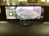 狭い場所での駐車やすれ違いなどでより的確な運転操作に役立つ360&deg;ビューモニターが装備されています。
