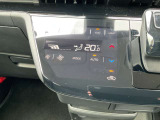 タブレット端末のようなタッチパネル式のオートエアコン採用。凹凸のない滑らかな表面で操作感を高めています。