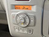 【オートエアコン】一度お好みの温度に設定すれば、車内の温度を検知し風量や温度を自動で調整。暑い&hellip;寒い&hellip;と何度もスイッチ操作をする必要はありません。快適な車内空間には必須の機能ですね♪