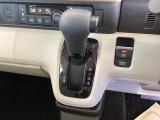 シフトはインパネシフト、パーキングブレーキは電子制御なので運転席と助手席の間はすっきりしています。
