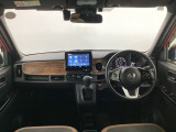 【前方視界】開放的な前方視界!運転がしやすく疲れにくいです♪窓が大きく、見通しがとっても良いおクルマですよ♪