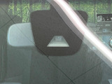 【エマージェンシーブレーキ】走行中に前方の車両等を認識し、衝突しそうな時は警報とブレーキで衝突回避と被害軽減をアシスト。より安全にドライブをお楽しみいただけます。